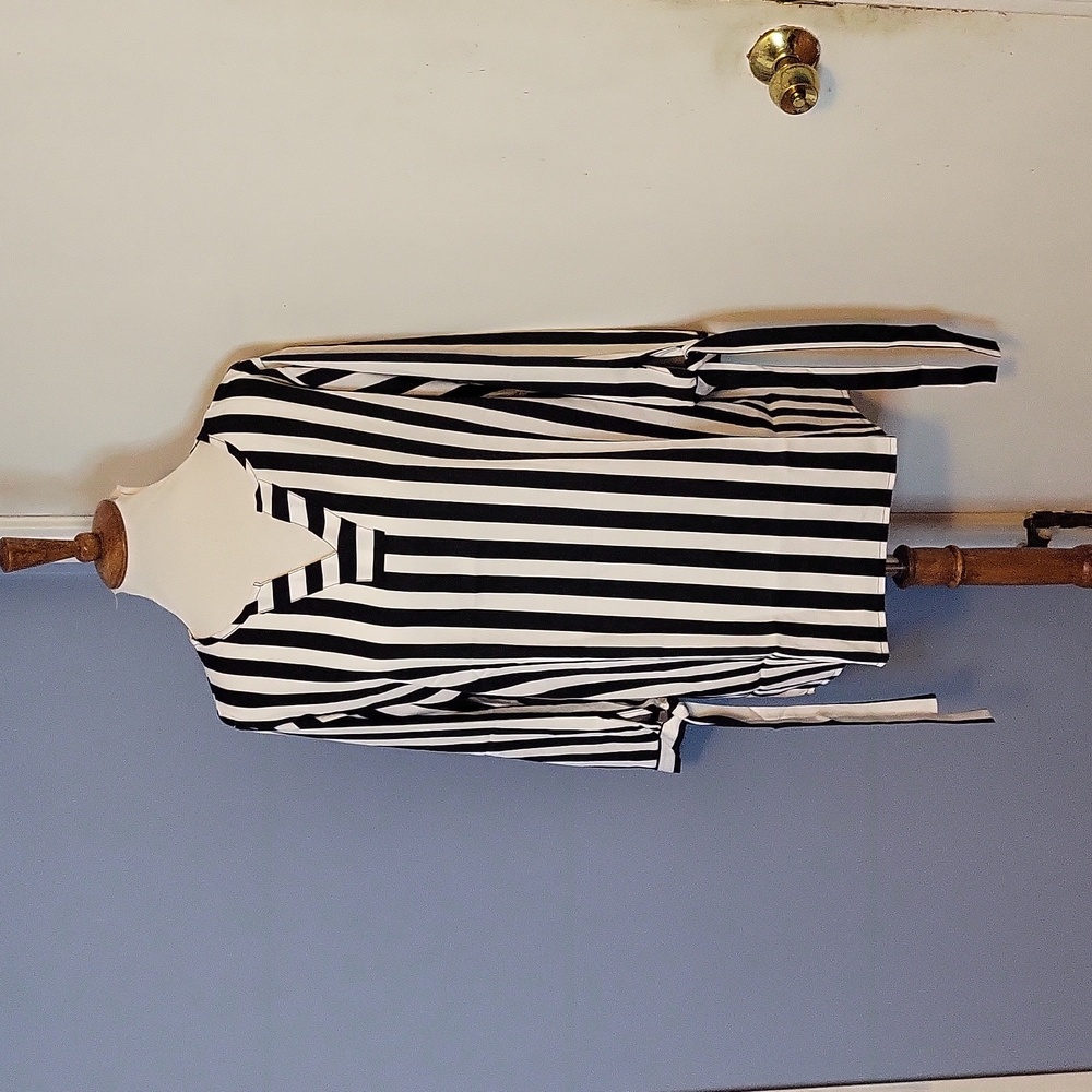 White and Black Striped Pullover Blouse Vneck Tie Sleeves NEW Top Silky